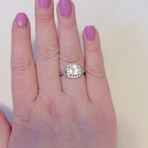 Beautiful ring from peoples ( older) but almost new cond - Picture 1 of 2